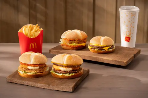 ▲「美式熔岩起司排雙牛堡」單點124元、經典套餐189元；「美式起司雙牛堡」單點104元、經典套餐169元。「辣味熔岩起司排脆豬堡」單點124元、經典套餐189元，「辣味起司脆豬堡」單點104元、搭配經典套餐169元。（圖／台灣麥當勞提供）