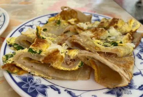 ▲紅姐早餐店內主打的手工粉漿蛋餅，不少饕客吃過都狂讚好吃。（圖/Google評價）