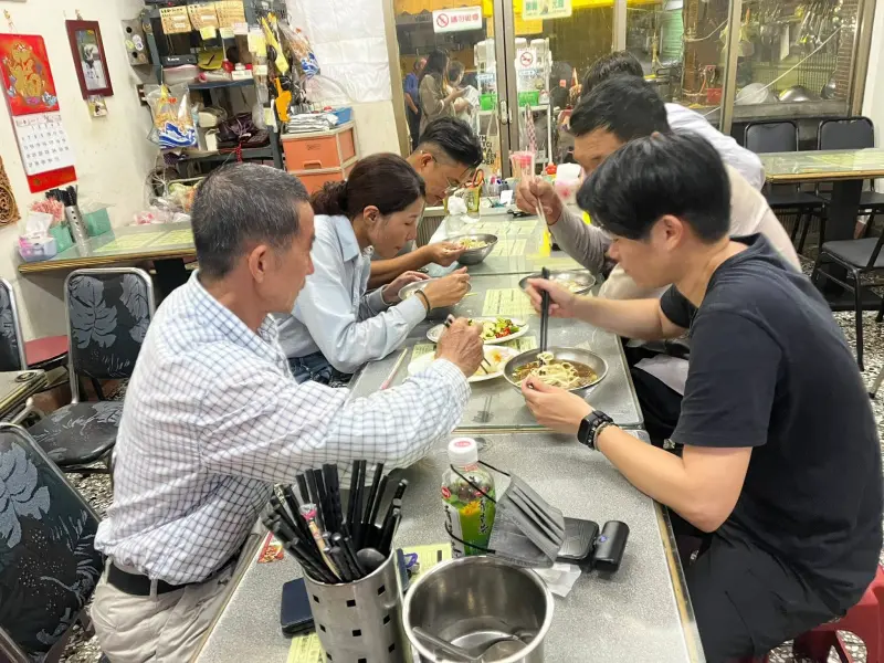 ▲台電連日搶修復電，台南學甲就有一群台電員工忙到深夜9點才吃飯，卻出現神秘客掏2千元請客；嘉義部分也有茶之魔手分店出手請台電英雄喝飲料，暖心故事引發討論。（圖／學甲之美臉書）