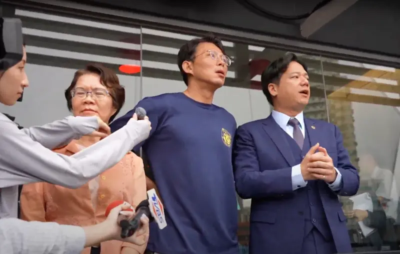 ▲民眾黨立院黨團總召黃國昌（中）、立委劉書彬（左）在代理市長邱臣遠陪同下，考察新竹棒球場。（圖／民眾黨提供，2025.07.14）