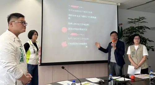 726大罷免/技術阻撓?台中監察員無法工作地投票 綠轟盧媽護子 ▲台中市議會民進黨團出示志工們的對話,批評「作業來不及」的說法前所未有。(圖/記者顏幸如攝,2025.07.14)