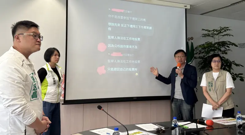▲台中市議會民進黨團出示志工們的對話，批評「作業來不及」的說法前所未有。（圖／記者顏幸如攝，2025.07.14）