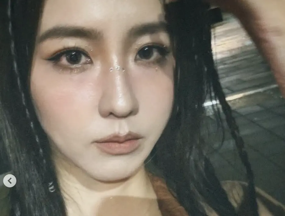 ▲周曉涵（如圖）化全妝朝聖GD權志龍演唱會，末日廢土風格神似韓星Jisoo。（圖／翻攝自周曉涵IG）