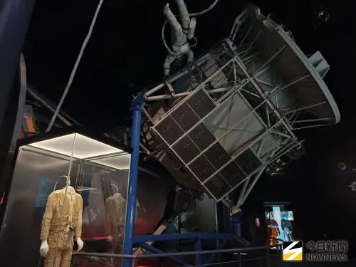 ▲太空中心是NASA的遊客中心，從1992年開幕至今，遊客絡繹不絕，展區內包含可互動裝置，有超過400種文物。（圖／記者許若茵攝）