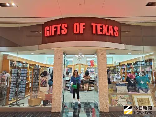 ▲大型的購物中心內的德州商品店可購買牛仔領巾，價格便宜又特別，不僅能用於參加派對搭配，萬聖節等節慶也能裝飾使用。（圖／記者許若茵攝）