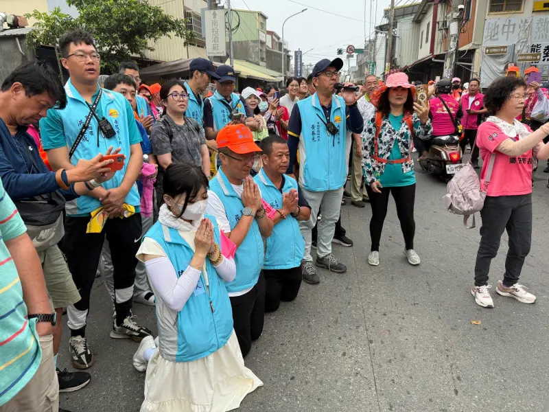 ▲白沙屯媽祖進香，打破200年沒到南投歷史紀錄，南投市長張嘉哲和太太黃佳鈴虔誠迎駕，如今卻爆出婚姻風波，令人不勝唏噓。（圖／擷取自張嘉哲臉書）