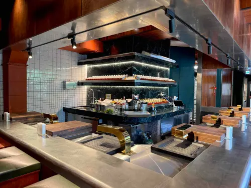 ▲金豬食堂二樓吧檯座位。（圖／記者蕭涵云攝）