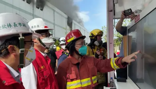 ▲市長陳其邁獲報後立即取消市政行程、趕赴現場坐鎮指揮，陳其邁提醒附近民眾，緊閉門窗不要外出。（圖／高市府提供）