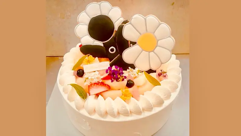 ▲韓流天王巨星GD權志龍G-Dragon，金豬食堂台北店慶功宴不只吃燒肉，「台灣甜點界香奈兒」美譽的「法朋烘焙甜點坊」端上特製當季水蜜桃口味「小雛菊蛋糕」慶功，夢幻美照曝光。（圖／法朋提供）