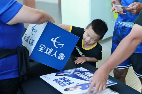 ▲防詐成了全民必備的課題，全球人壽於球場設置品牌防詐攤位，透過小遊戲讓觀眾學習識詐知識。（圖／全球人壽提供）