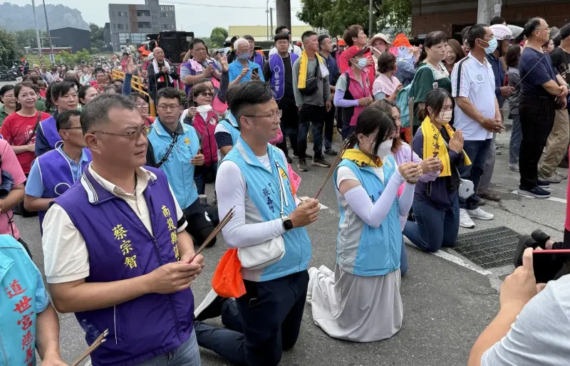 ▲南投市長張嘉哲愛妻出名，今年白沙屯媽祖遶境南投，他曾稱是太太的虔誠與堅持，串起白沙屯與南投之間的連結，圖為當時夫妻跪迎媽祖聖駕。（資料畫面／南投市公所提供）