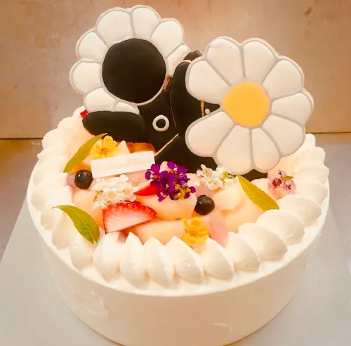 ▲法朋證實為GD權志龍特製「小雛菊蛋糕」，昨晚端上慶功宴。（圖／法朋提供）