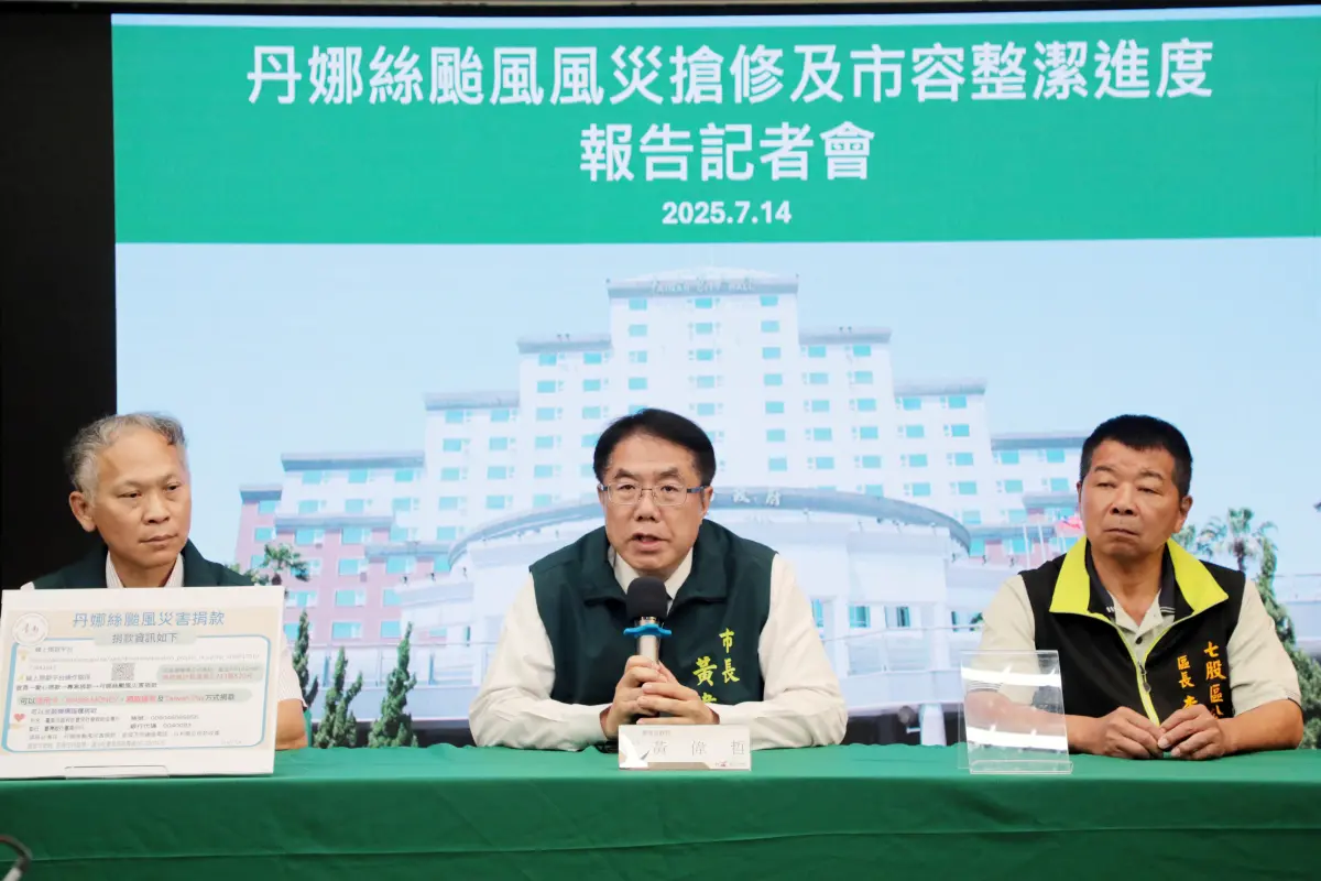 ▲黃偉哲在記者會上強調，勘災全程自己都無阻隔的直接與居民面對面溝通，與提出控訴的民眾現場溝通互動也都很順暢、沒有阻隔。（圖／南市府提供）