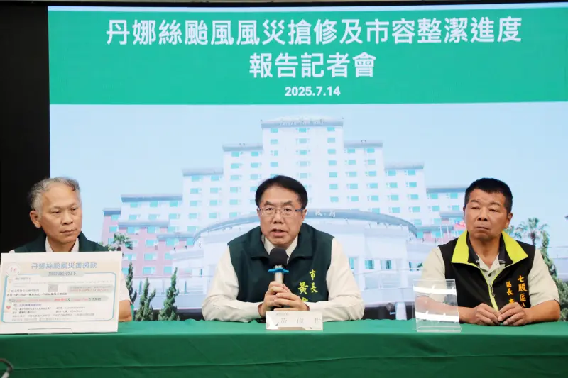 ▲黃偉哲在記者會上強調，勘災全程自己都無阻隔的直接與居民面對面溝通，與提出控訴的民眾現場溝通互動也都很順暢、沒有阻隔。（圖／南市府提供）