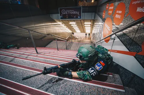 憲兵指揮部官兵於捷運站外實施警戒。(軍聞社提供) ▲憲兵指揮部官兵於捷運站外實施警戒。(軍聞社提供)