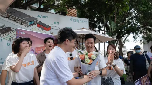 《寶島西米樂》掃街太熱情！尹昭德「被男粉獻花」笑曝內幕是真愛

