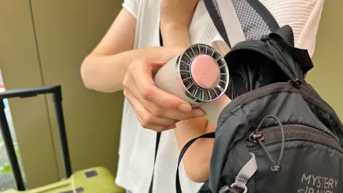 ▲行動電源、隨身風扇與整髮器等，這些看似平常的用品，其實都有明確的航空運輸限制，若事前未確認清楚，不但容易在安檢卡關，甚至可能當場報銷。（圖／486團購提供） 