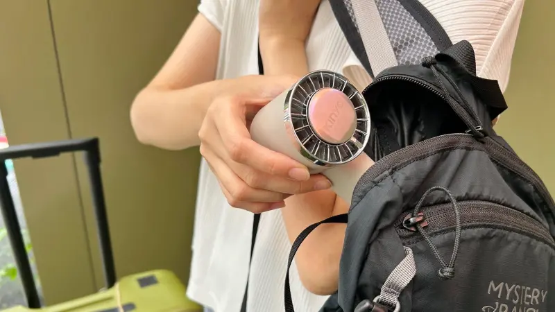 ▲行動電源、隨身風扇與整髮器等，這些看似平常的用品，其實都有明確的航空運輸限制，若事前未確認清楚，不但容易在安檢卡關，甚至可能當場報銷。（圖／486團購提供） 