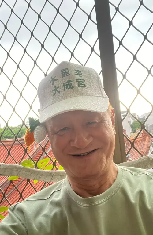 ▲陳慕義曾帶著「大罷免大成宮」的帽子參與政治活動。（圖／陳慕義臉書）