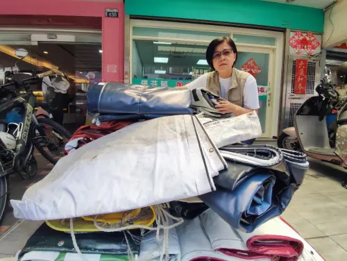 ▲議員張芬郁向廣告業者募集帆布，供有需要民眾使用(圖／張芬郁提供2025.7.14)