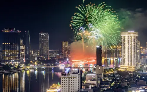 ▲煙火點亮越南中部城市峴港的天空。（圖／翻攝自越南快訊）