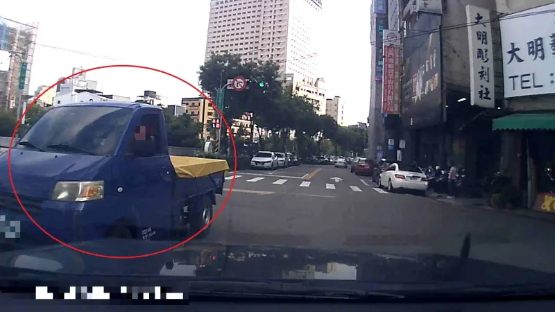 ▲民眾請求警方協助開道送醫，警方立即啟動警示燈並鳴笛，全程護送傷患車輛迅速前往中國醫藥大學附設醫院救治，讓將近10分鐘的車程縮短至3分鐘，救援成功！（圖/記者鄧力軍翻攝）