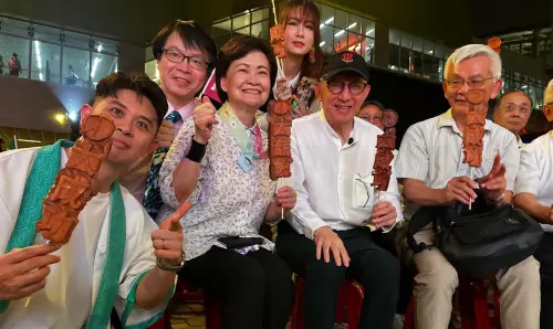 ▲杜承哲（前排左起）與前台中市長張溫鷹、聯電創辦人曹興誠等人在水安宮夢合影。（圖／翻攝杜承哲Threads，2025.07.14）