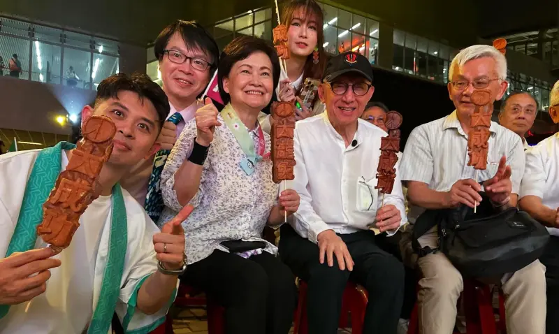 ▲杜承哲（前排左起）與前台中市長張溫鷹、聯電創辦人曹興誠等人在水安宮夢合影。（圖／翻攝杜承哲Threads，2025.07.14）