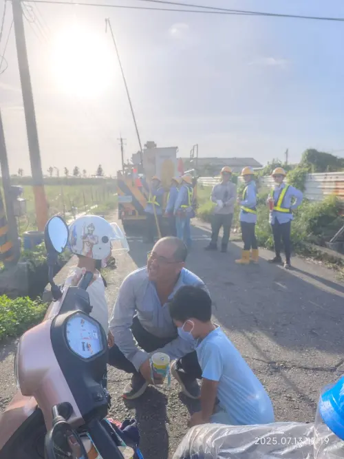 ▲台電搶修現場父子短暫重逢。（圖／台電嘉義區處提供）
