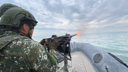 ▲成功艇運用50機槍對敵軍實施掃射。（圖／馬防部提供）