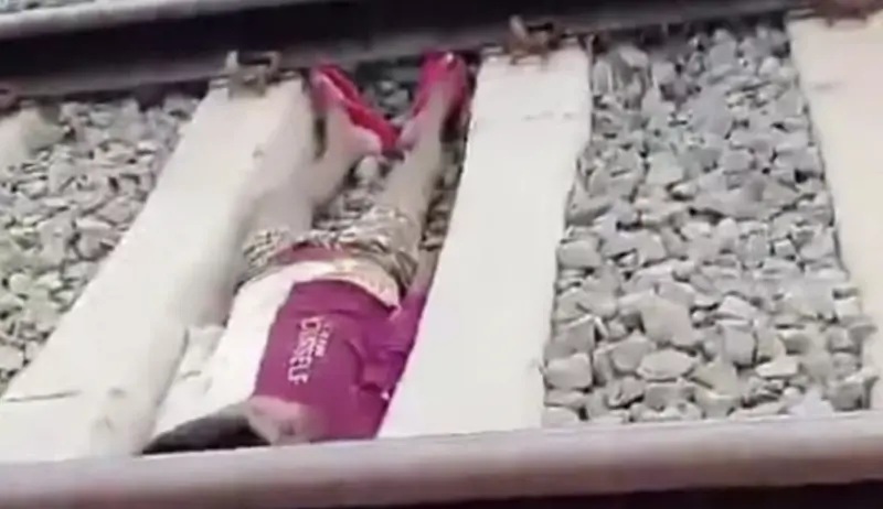 ▲一名12歲男童為拍攝社群平台的短片，竟冒險臥躺在鐵軌上讓火車從身上疾駛而過。（圖／翻攝自影片）