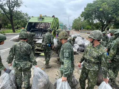 除軍方投入人力外,亦出動挖土機、砂石車、高壓清洗機、搬運車等機具設備,協助清除淤泥與廢棄物 ▲軍方投入人力外,亦出動挖土機、砂石車、高壓清洗機、搬運車等機具設備,協助清除淤泥與廢棄物。(圖/第四作戰區提供)