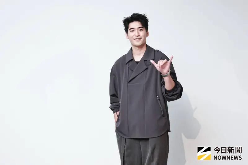 ▲涂善存拍攝《我們六個》時參與義賣會，拿出自己的畫作，結果粉絲競標後竟沒帶錢，他還先自掏腰包墊錢。（圖／記者吳翊緁攝）