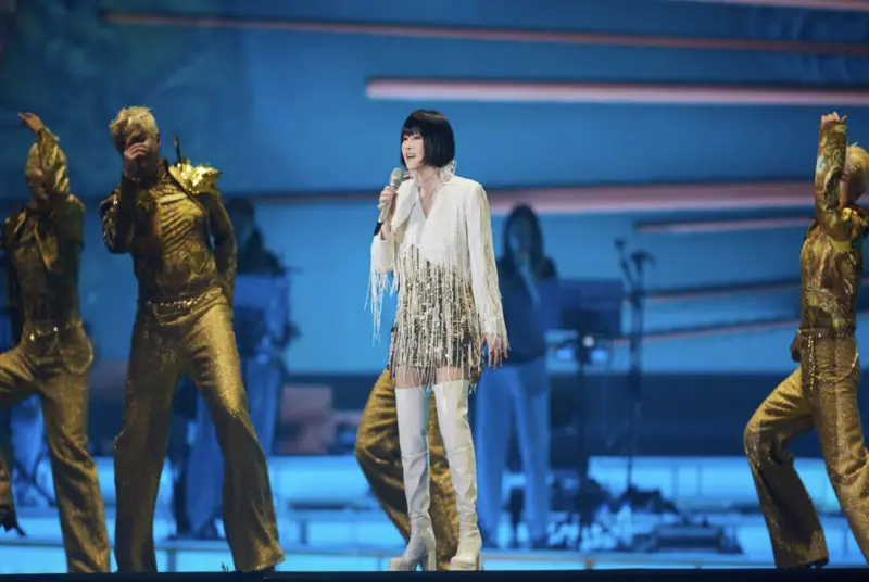 ▲二姐江蕙睽違10多年回到高雄開唱，看到台下萬名熱情觀眾，讓她幾度哽咽唱不下去。為了看江蕙演唱會，高雄在地名店也特別公休朝聖，演唱會結束至今都還在音樂中走不出來。（圖／寬宏藝術提供）