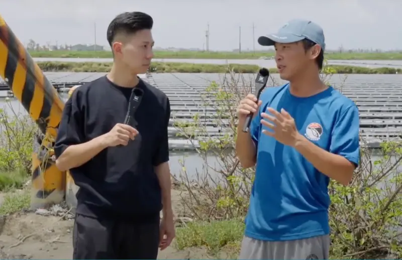 ▲民眾黨文宣部主任李頂立(左)在蘆竹溝光電場直擊到光電板已被颱風吹走一大片、電線桿傾倒情況。蘆竹溝永續發展協會理事長邱永仁(右)吐露受災心情。(圖/民眾之聲,2025.07.14)