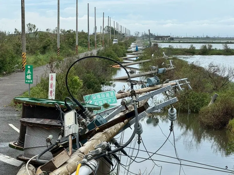 ▲颱風期間電桿倒斷及流失約3,499支，截至18日19時，全國曾停電戶數總計100萬9,238 戶，已在19日全數復電。（圖／台電提供）