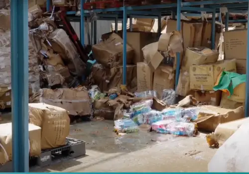 ▲林國成台南服務處主任林乃立也前往採訪台南受災廠商，只見廠房現場貨物傾倒一片。（圖／民眾之聲，2025.07.14）