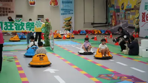 屏東夏日狂歡祭,迷你賽車場是小朋友的最愛 ▲屏東夏日狂歡祭,迷你賽車場是小朋友的最愛。(屏東縣府提供)