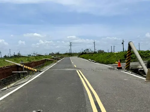 ▲大路兩旁電線桿如牙籤般支支被強風折斷。（圖／「過路一尾鮮」提供）