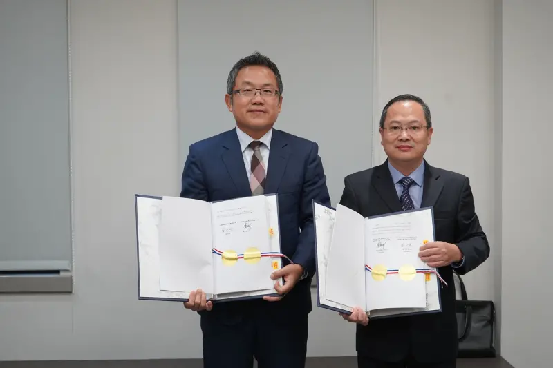 ▲駐越南台北經濟文化辦事處劉世忠大使（左）及駐台北越南經濟文化辦事處潘喬鍾代表（右）簽署新版教育合作協定。（圖／教育部）