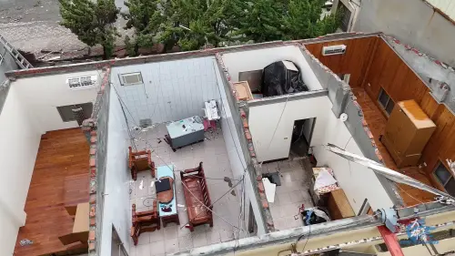 ▲颱風丹娜絲正面衝擊南部沿海地區，強陣風將不少屋頂掀開吹飛。（圖／大雄空拍）