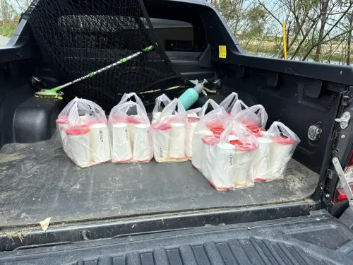 ▲郭先生搶救漁塭之餘，仍抽空送中餐飲料給台電人員，感謝救魚蝦之恩。（圖／「過路一尾鮮」提供）