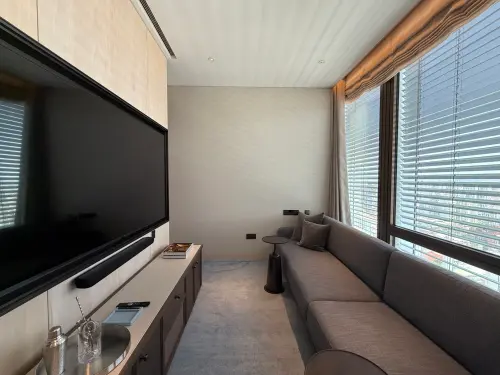 GD住台北嘉佩樂酒店!1晚2萬起 「泳池房型」比總套更頂:免30萬 ▲「嘉佩樂套房」就有獨立視聽室,十分寬敞。(圖/記者蕭涵云攝)