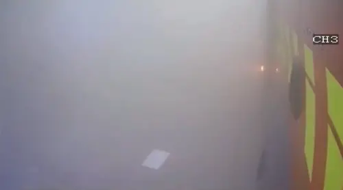 ▲爆炸瞬間粉塵漫天，廠房外一片迷濛無法看清。（圖／翻攝畫面）
