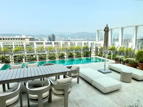 GD住台北嘉佩樂酒店!1晚2萬起 「泳池房型」比總套更頂:免30萬 ▲「璀璨套房」擁有私人戲水池、日光浴床及露臺。(圖/記者蕭涵云攝)