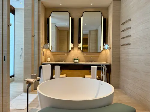 GD住台北嘉佩樂酒店!1晚2萬起 「泳池房型」比總套更頂:免30萬 ▲房內擁有圓形浴缸及雙洗手台設計。(圖/記者蕭涵云攝)