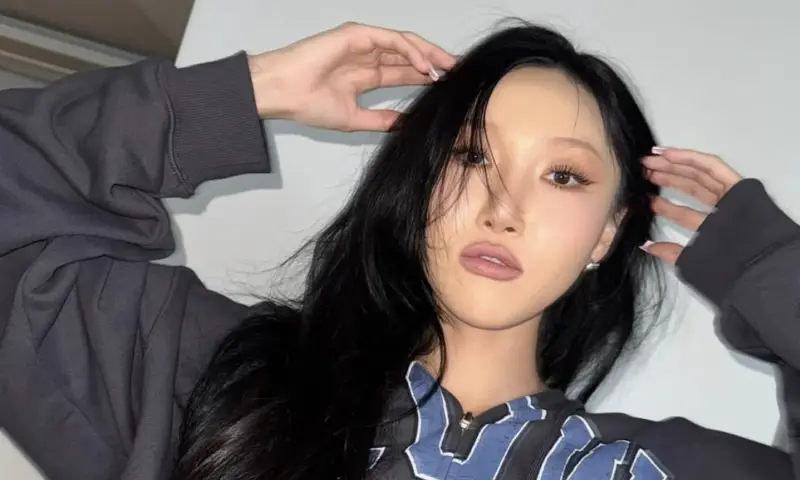 ▲韓國女團MAMAMOO成員華莎近日提及，因為演出時左耳的監聽耳機爆炸，導致聽力受到影響，現在講話聲音要很大聲才能聽到，伴隨著耳鳴也是日常。（圖／華莎IG）