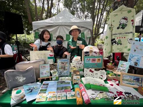 ▲本次鳥博也特別邀請台中郵局設計製作大會集章冊，9月20、21日在市民廣場贈送給參加者，(圖／記者金武鳳攝，2025.7.14)