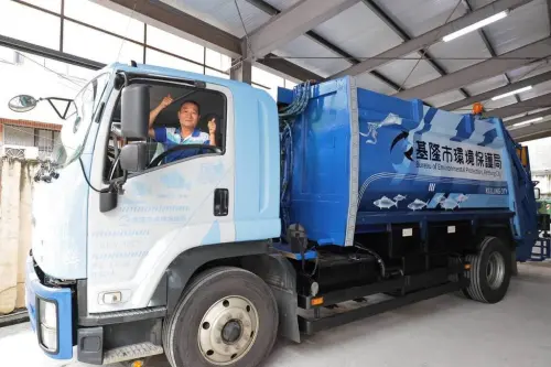 ▲基隆垃圾車最近改版，將黃底的垃圾車全面彩繪成藍色海洋世界，還邀請在地鋼琴家重新編曲兩手經典名曲，相當有辨識度。（圖/基隆市政府提供）