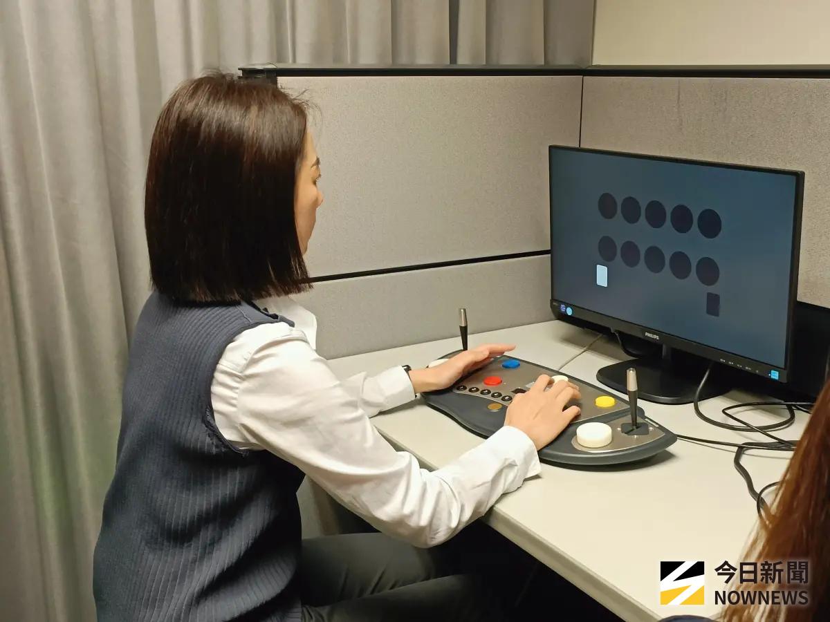 ▲行控員第一階段考核要通過公司基本測驗、面試、維也納測驗以及行車人員體檢。圖為維也納測驗。（圖／記者許若茵攝）